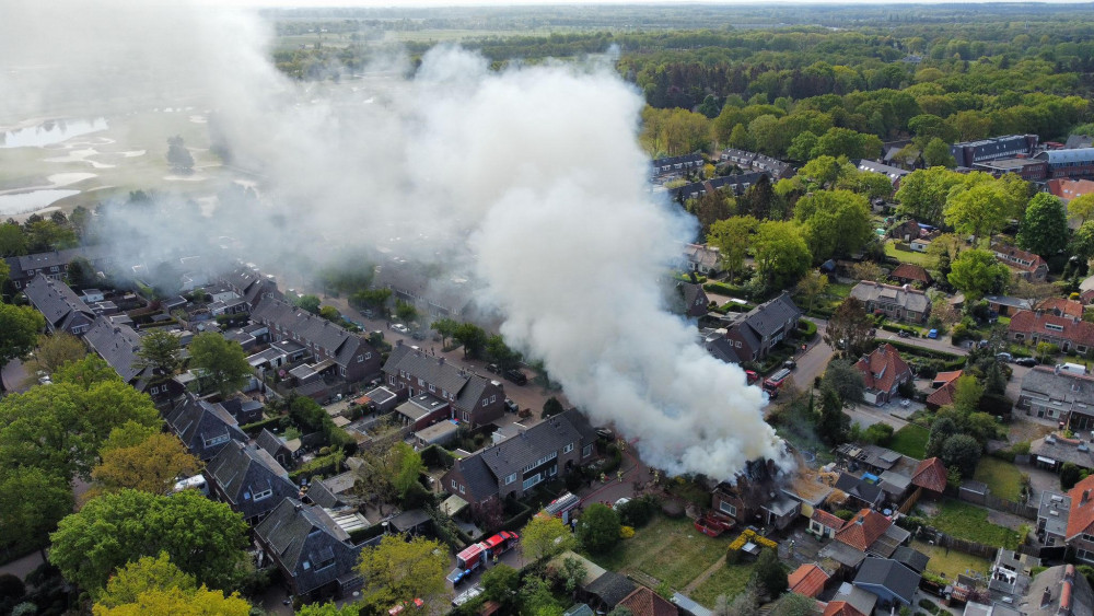 Larens Gezin Dakloos Door Brand In Rieten Dak Brand Na Uren Uit Nh