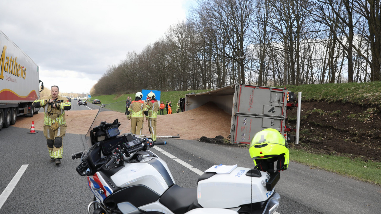 Vrachtwagen gekanteld bij A27 Eemnes