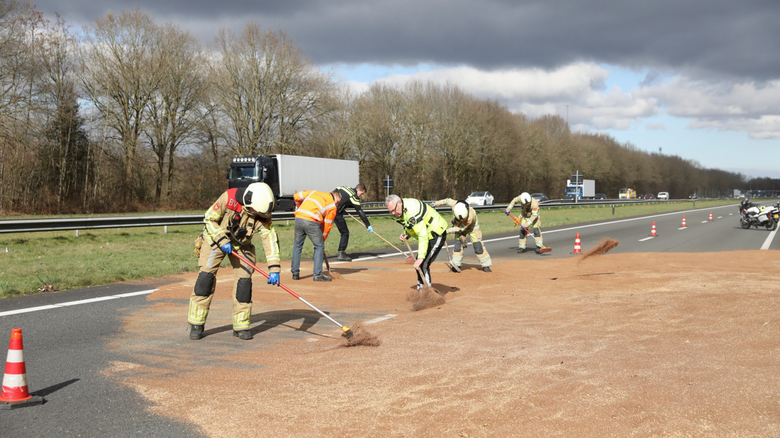 Vrachtwagen gekanteld bij A27 Eemnes