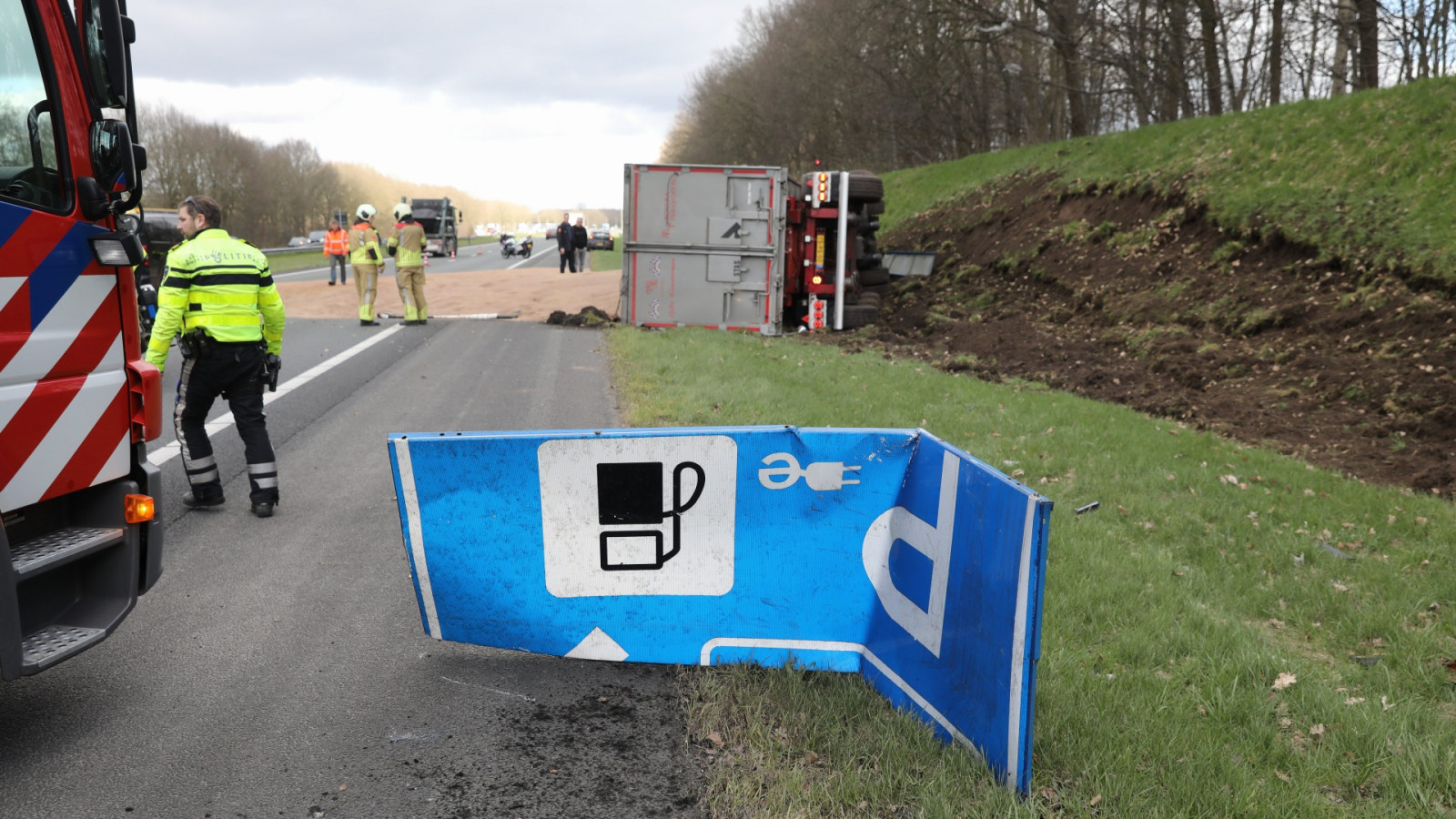 Vrachtwagen gekanteld bij A27 Eemnes