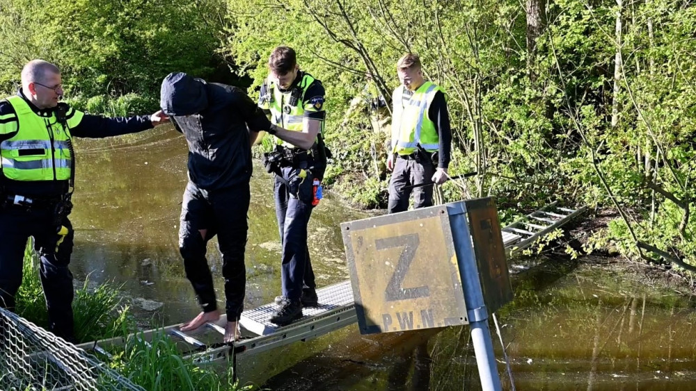 Verdachte Ontsnapt Via Dakluik Uit Politiebus Hoorn, Na Massale Inzet ...