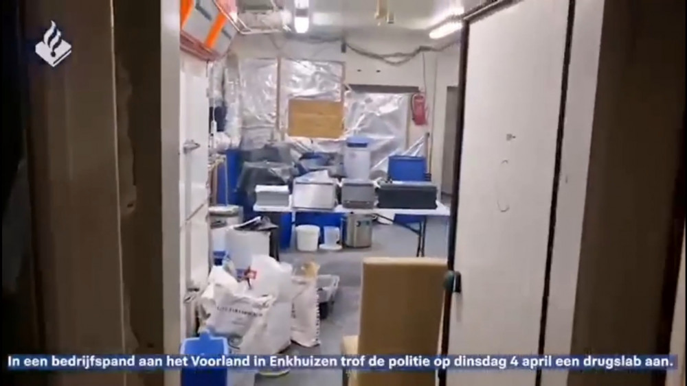 Politie Deelt Beelden Van Drugslab Enkhuizen: Onderzoek Lijkt Op Niets ...