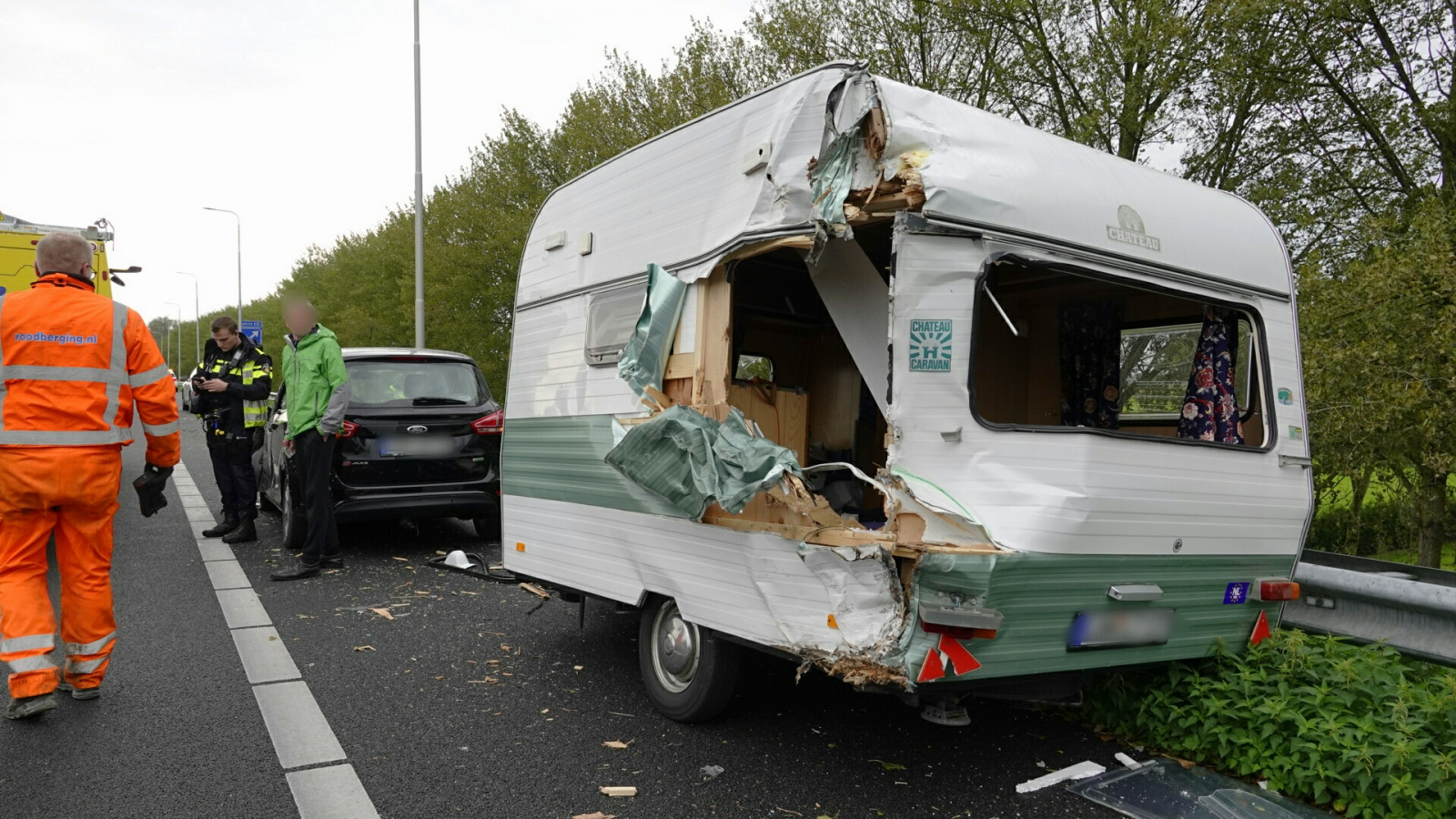 Caravan loopt veel schade op bij ongeluk A7