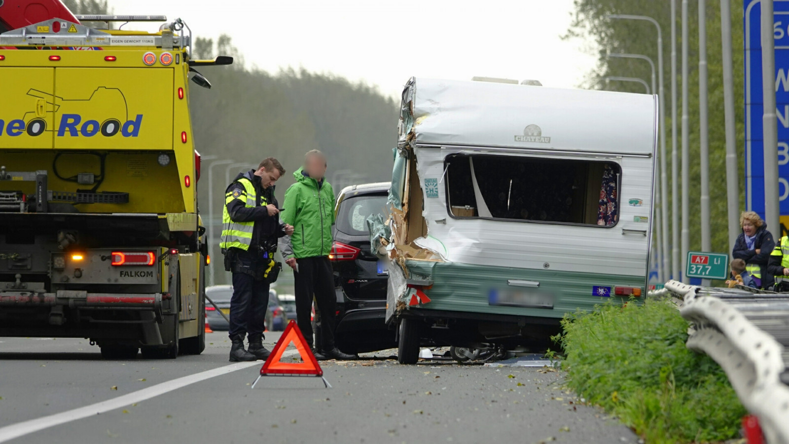Caravan loopt veel schade op bij ongeluk A7