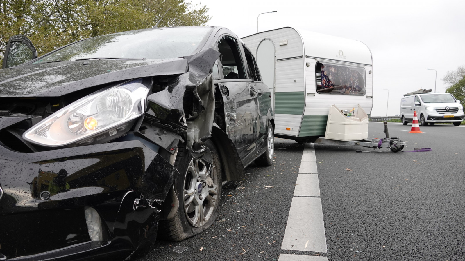 Caravan loopt veel schade op bij ongeluk A7