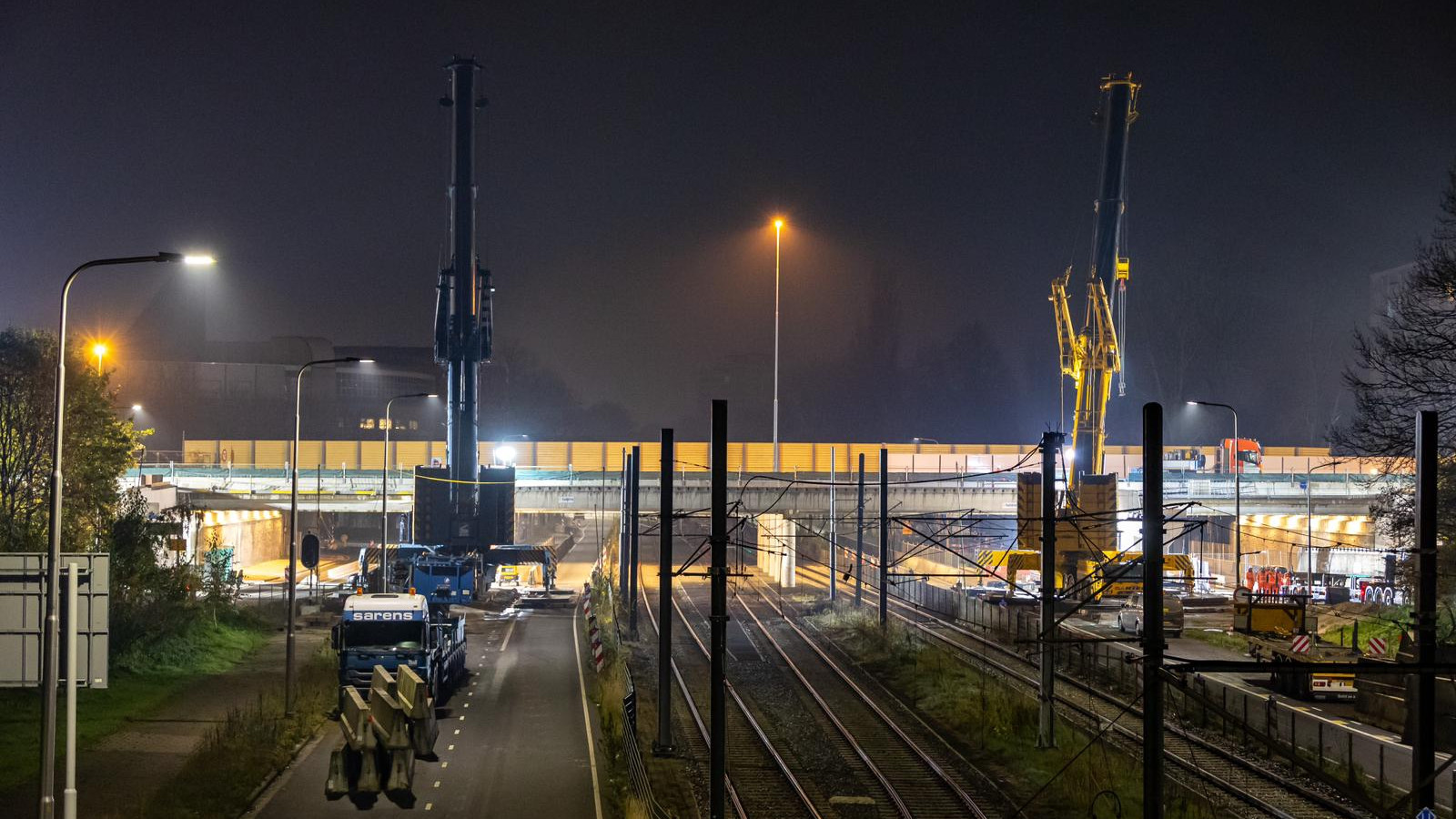 Balken viaduct Beneluxbaan worden geplaatst 