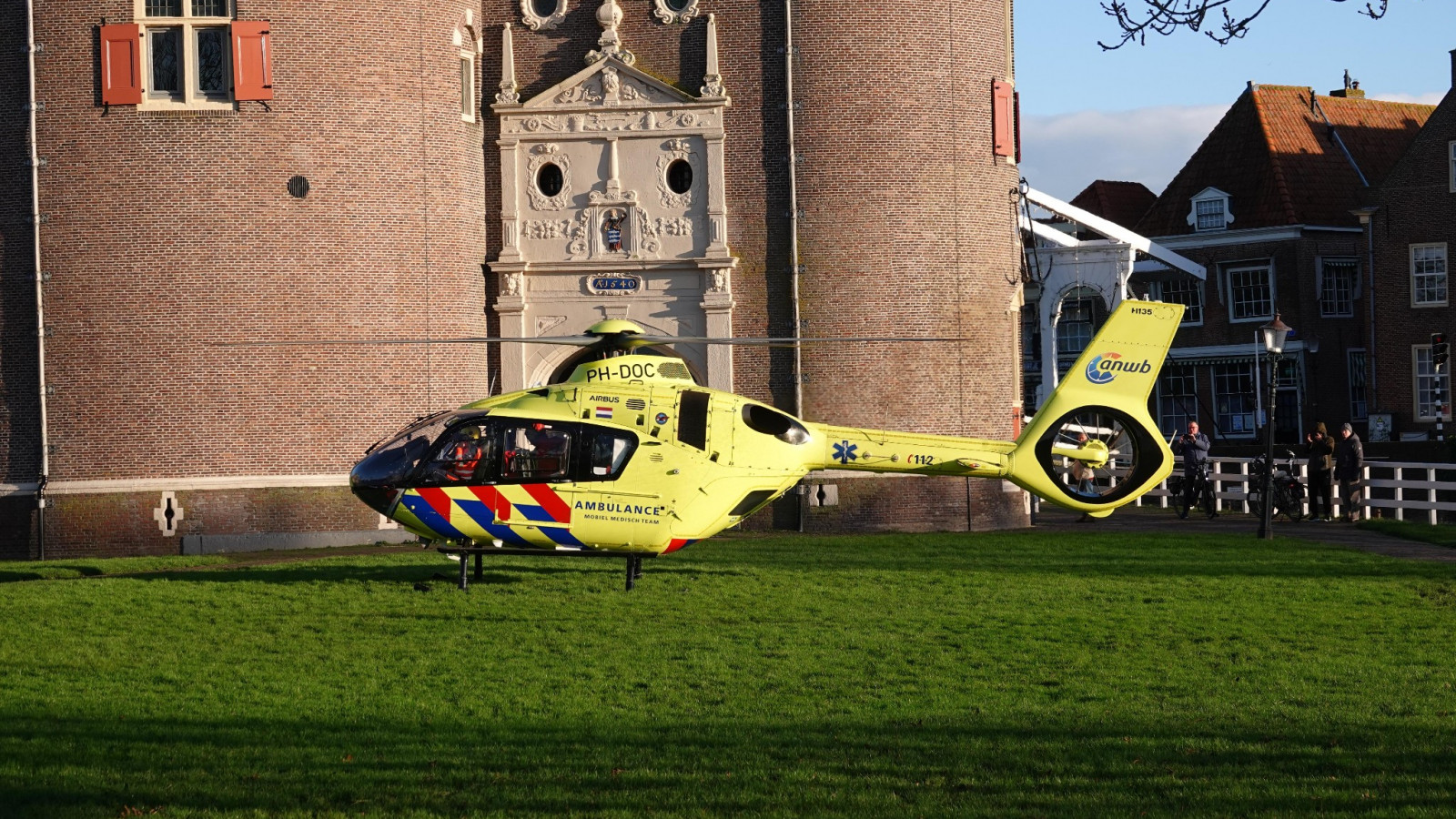 Hoogwerker valt om in Enkhuizen
