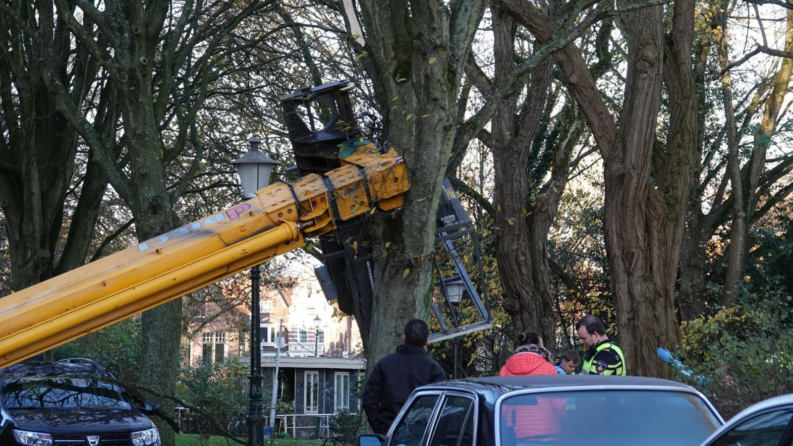 Hoogwerker valt om in Enkhuizen
