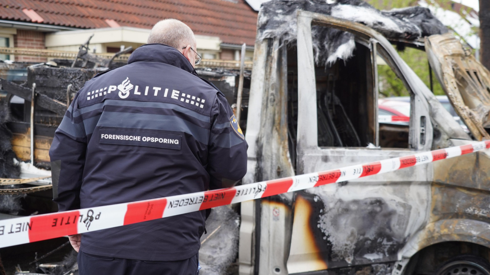 Kleine vrachtwagen met witgoed in brand in Enkhuizen