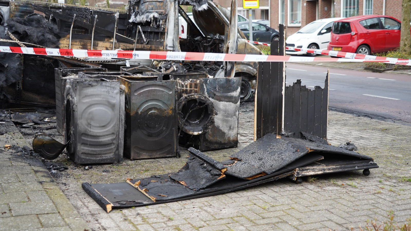 Kleine vrachtwagen met witgoed in brand in Enkhuizen