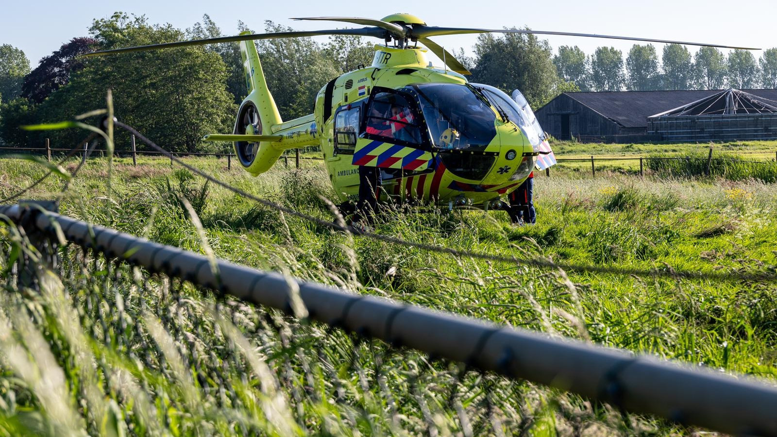 Traumahelikopter landt in Amstelveense polder
