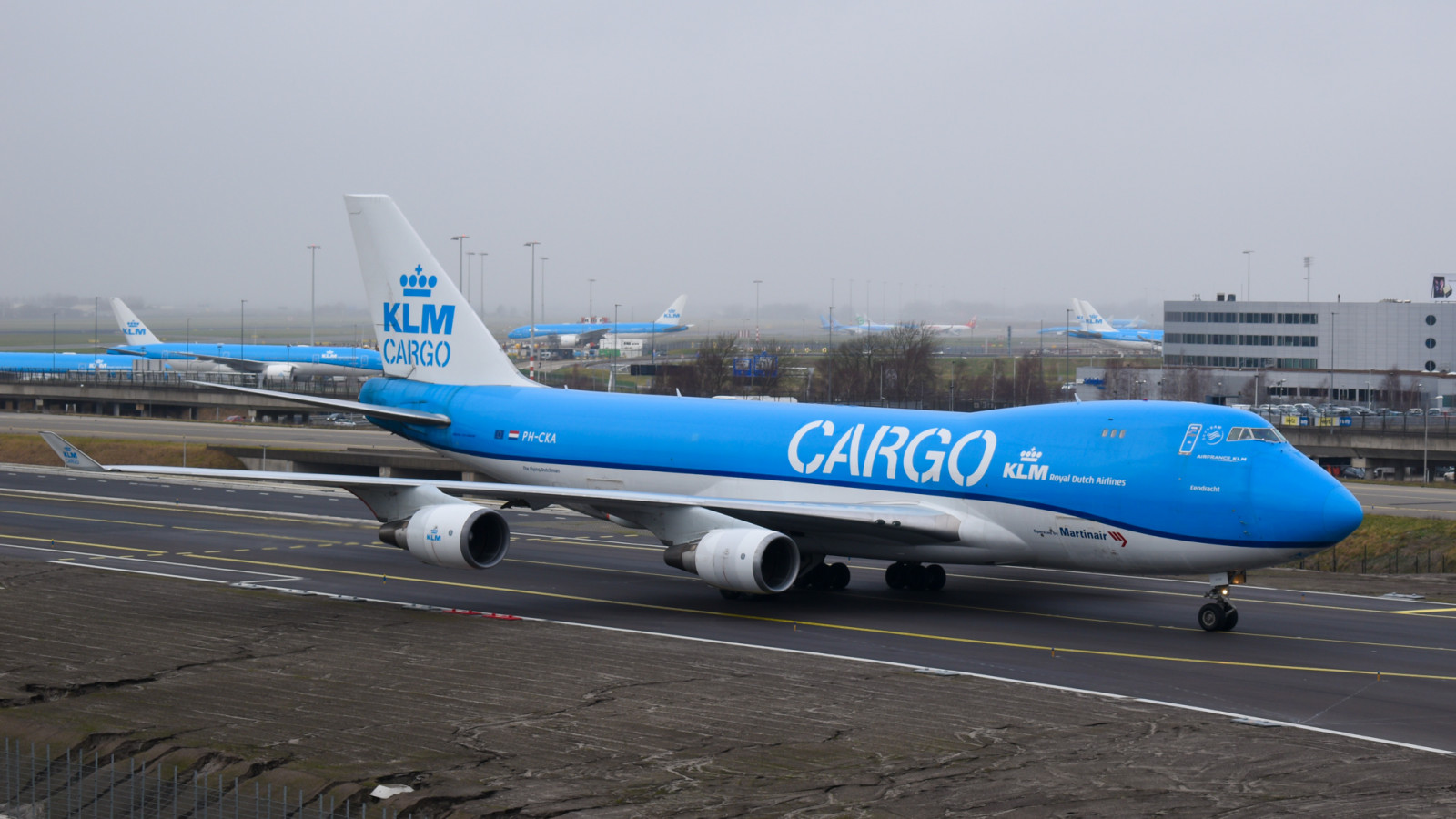 Een Boeing 747-400ERF van KLM/Martinair Cargo op Schiphol
