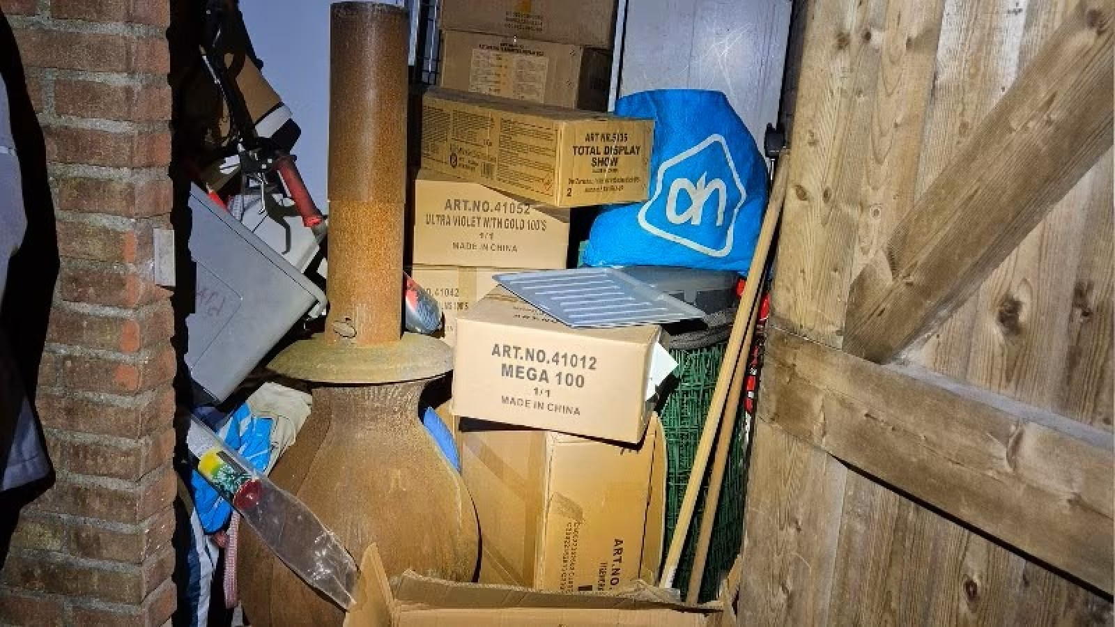 In Hilversum-Oost zijn honderden kilo's illegaal vuurwerk aangetroffen