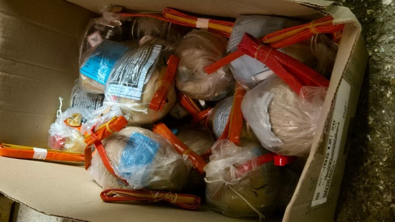 Het illegale vuurwerk werd aangetroffen in kartonnen dozen