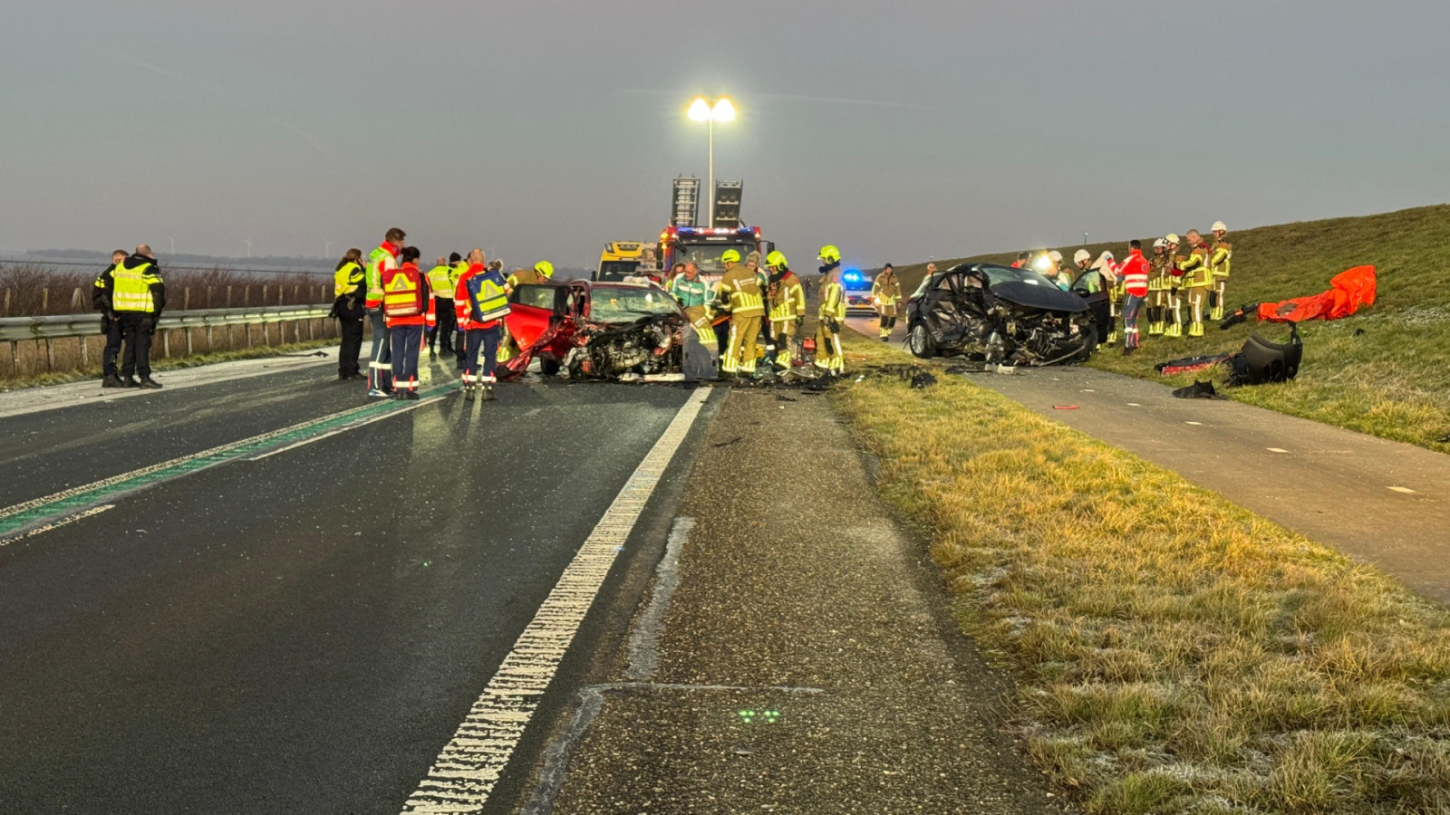 Frontale botsing Markerwaarddijk bij Enkhuizen