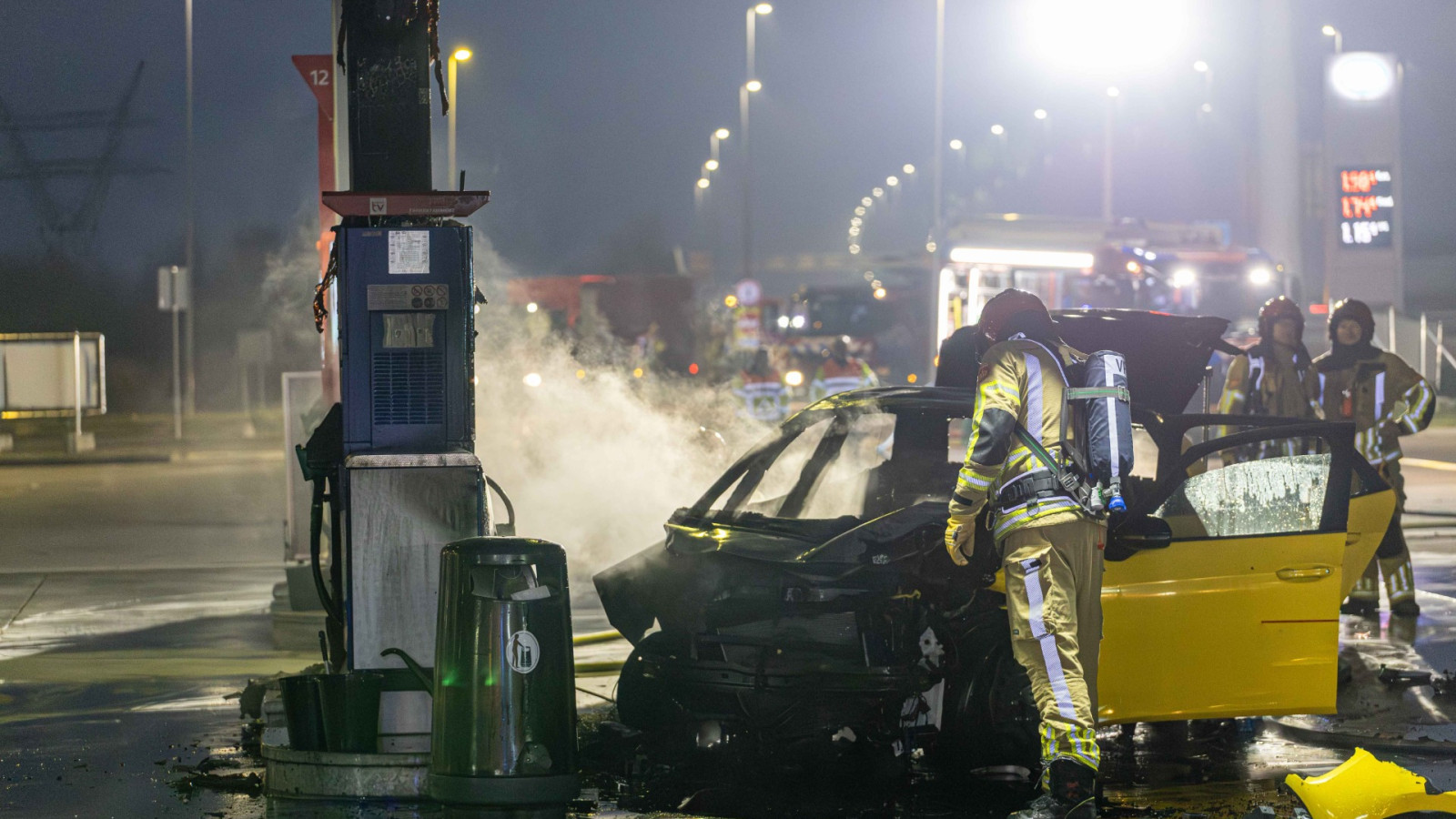 Auto in brand bij tankstation A1 Muiden