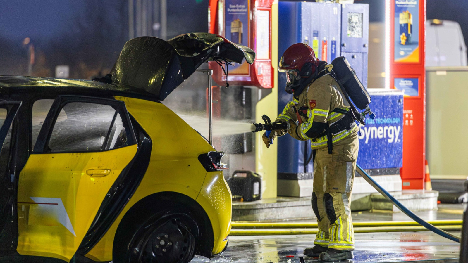 Auto in brand bij tankstation A1 Muiden