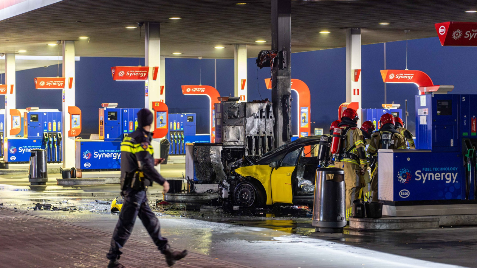 Auto in brand bij tankstation A1 Muiden