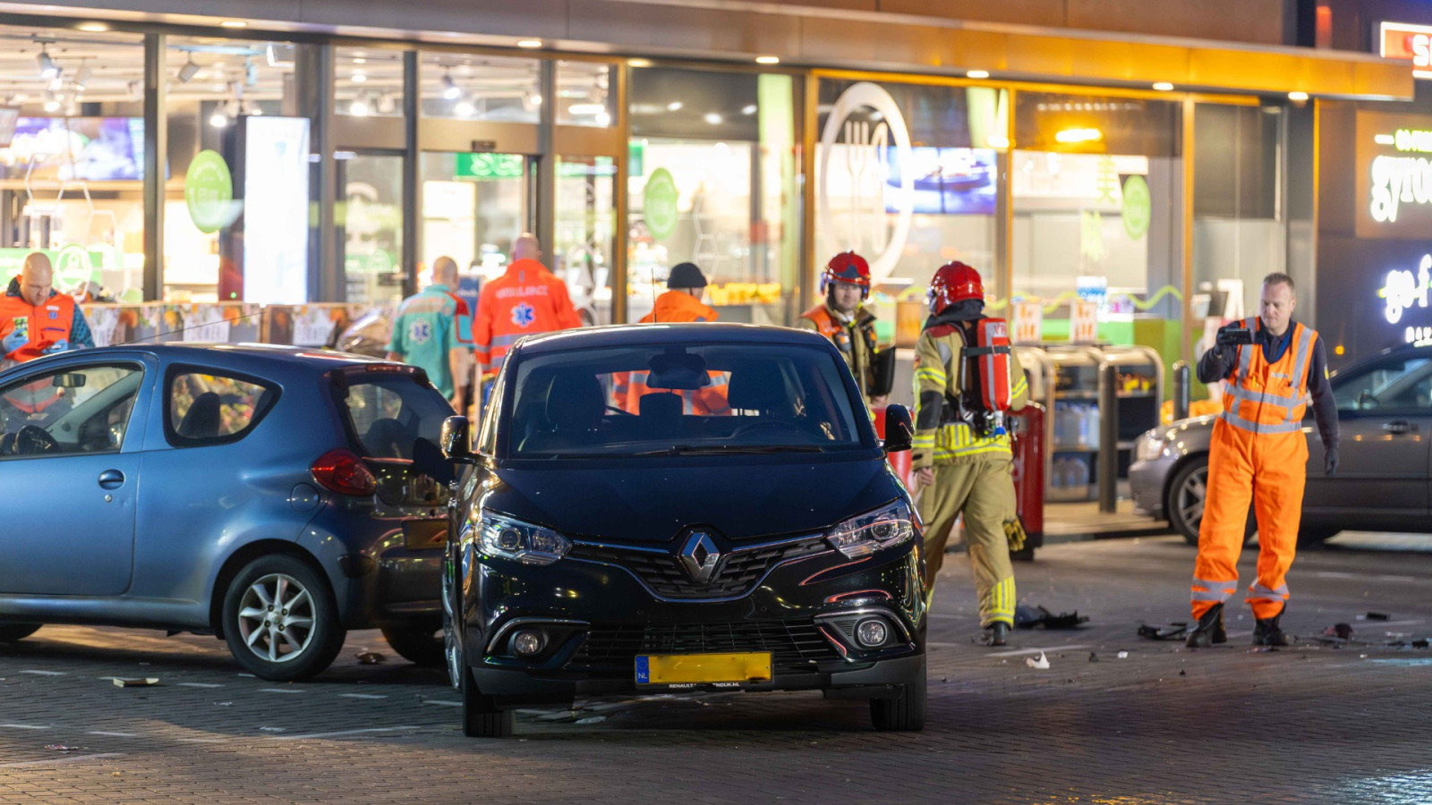 Auto in brand bij tankstation A1 Muiden