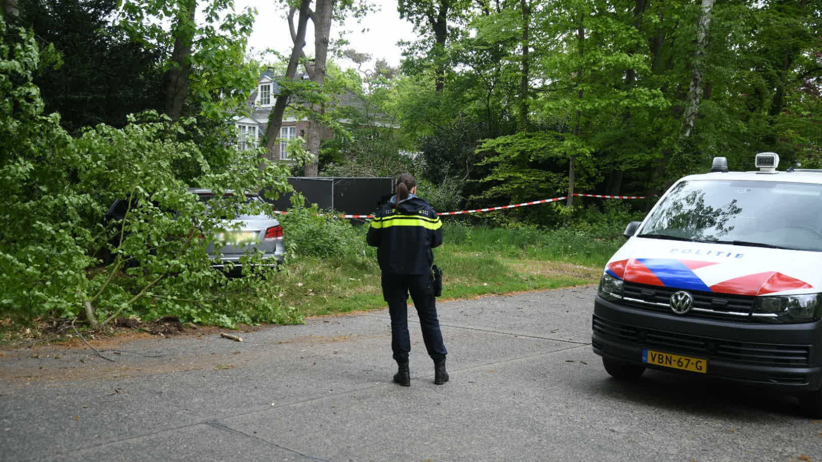 Mogelijke vluchtauto rijdt tegen boom in Hilversum 