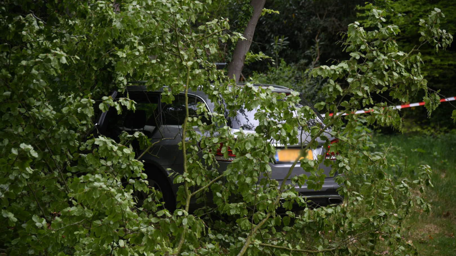 Mogelijke vluchtauto rijdt tegen boom in Hilversum 