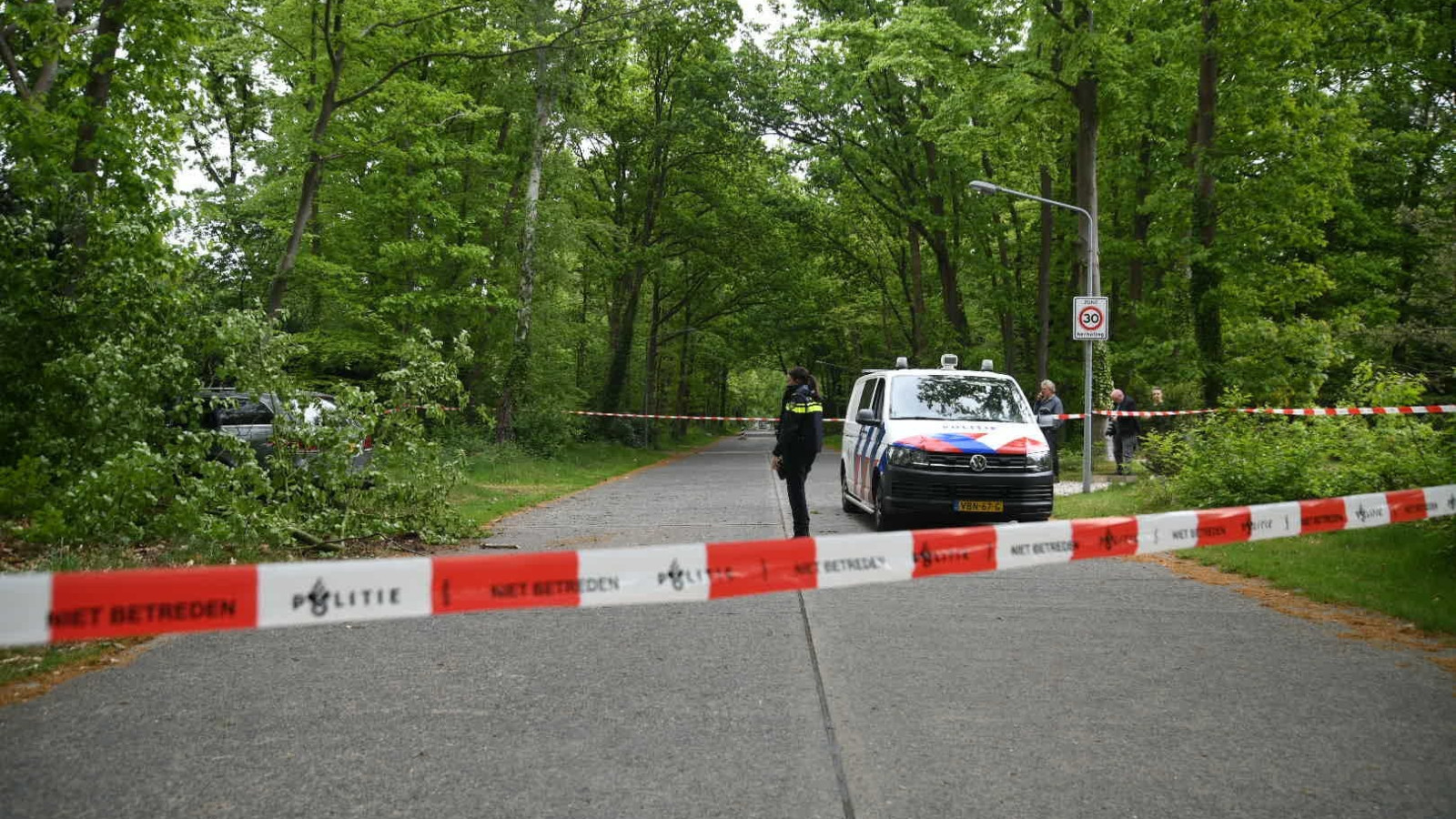 Mogelijke vluchtauto rijdt tegen boom in Hilversum 