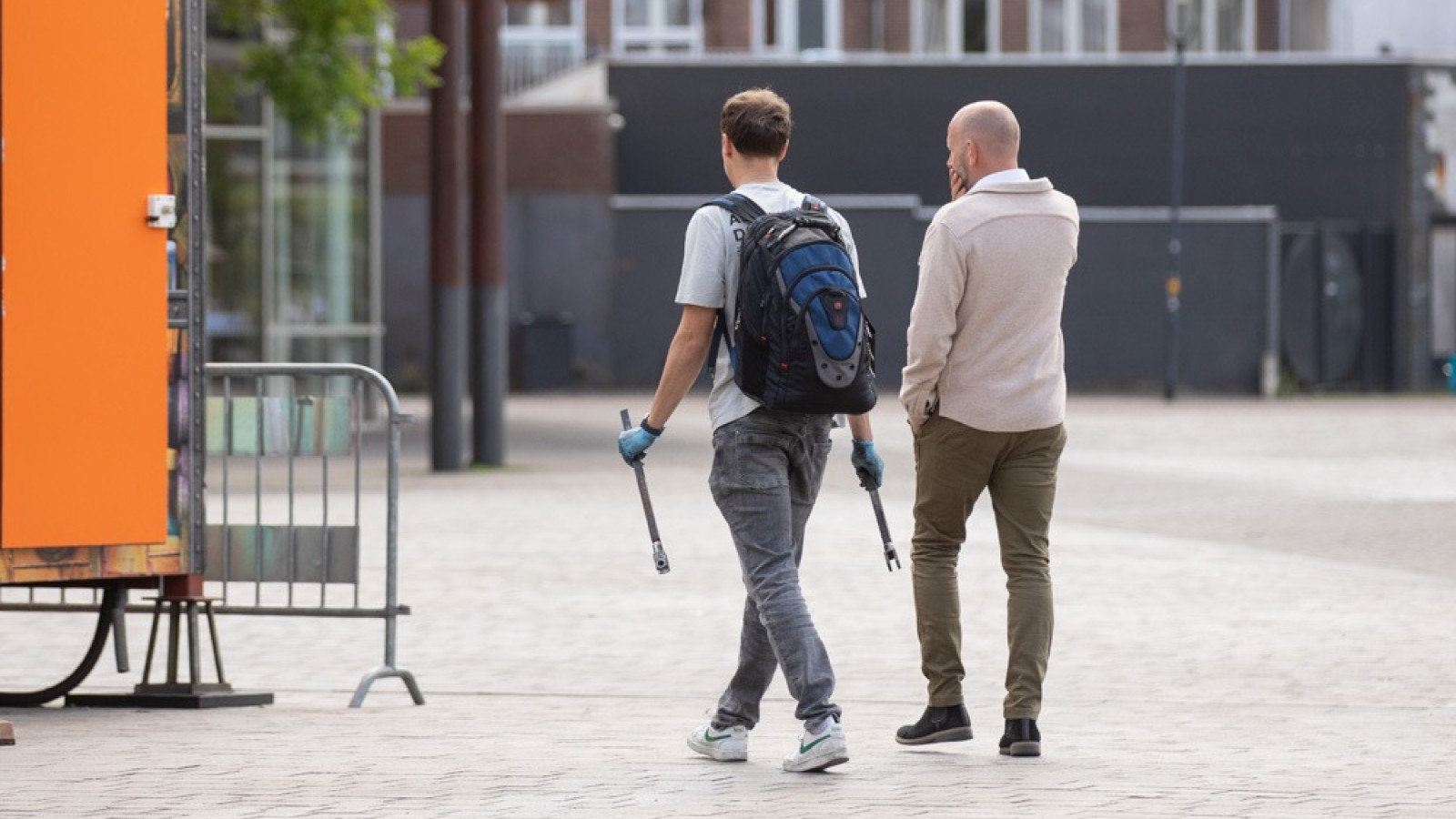 Deskundigen van het Nederlands Forensisch Instituut onderzoeken de Energizer