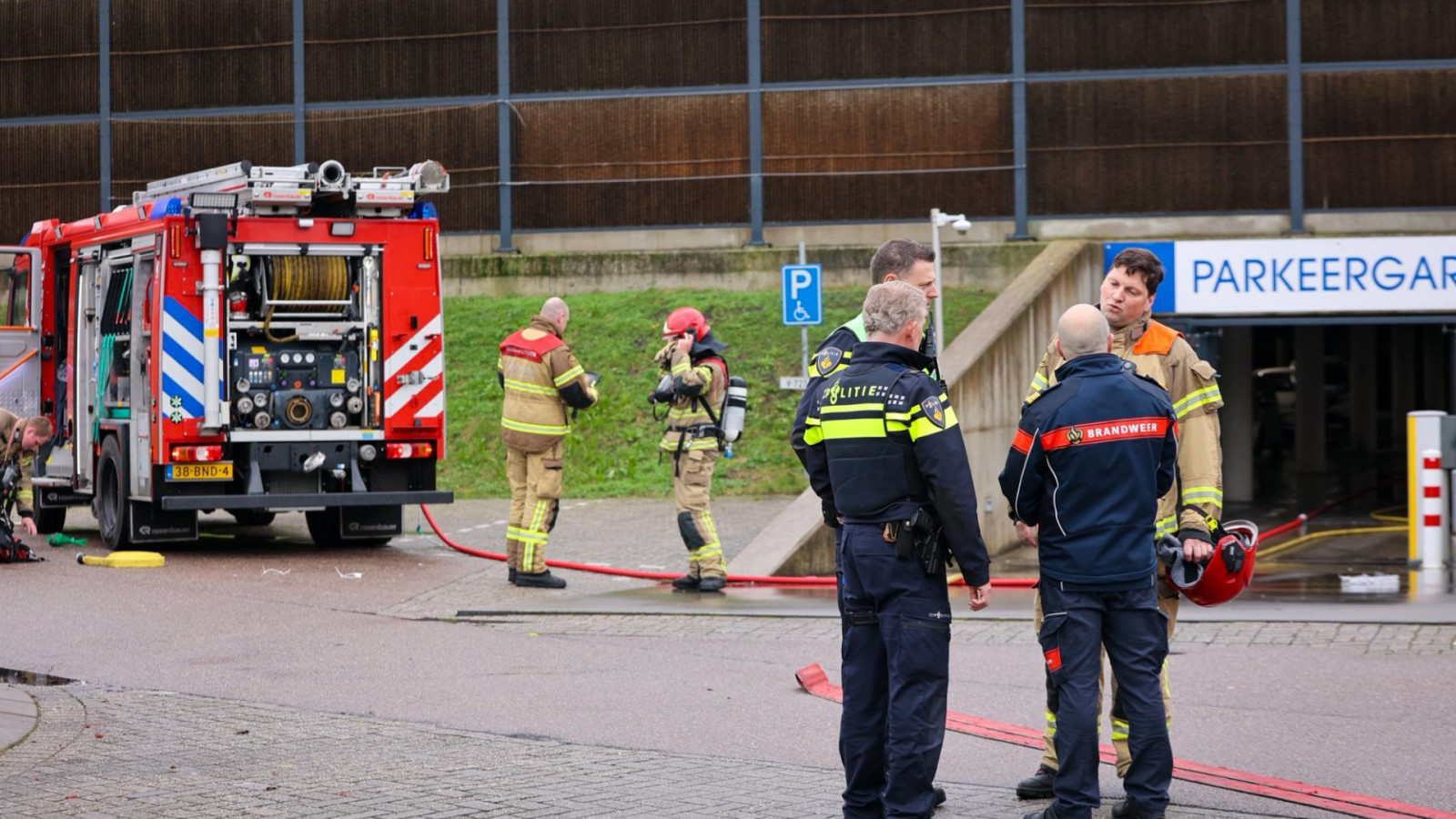 Auto in brand in parkeergarage Amstelveen