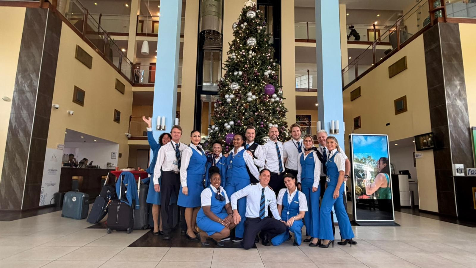 De KLM-crew bij de kerstboom in het hotel