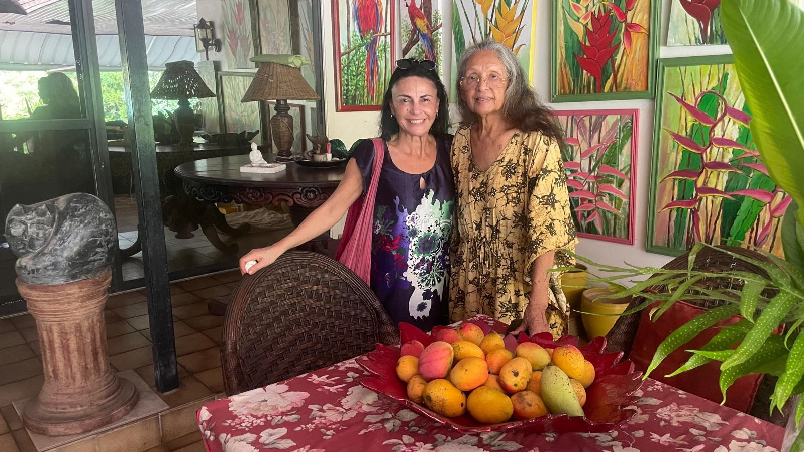 Rimalda (links) met Cynthia tijdens kerst in Suriname