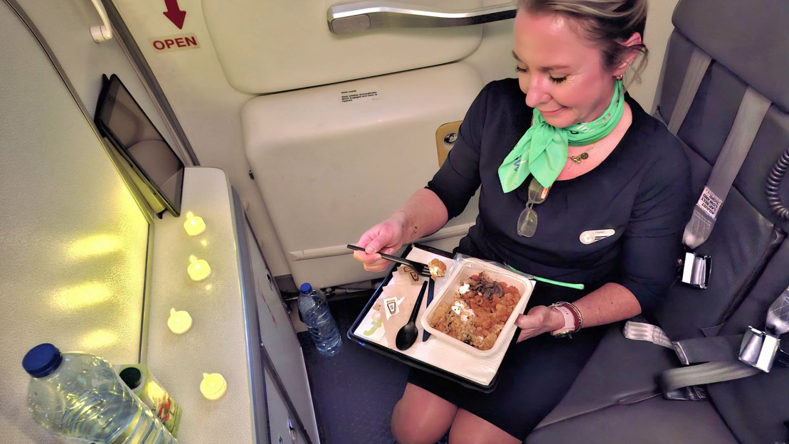 Eten bij 'kaarslicht' in het vliegtuig