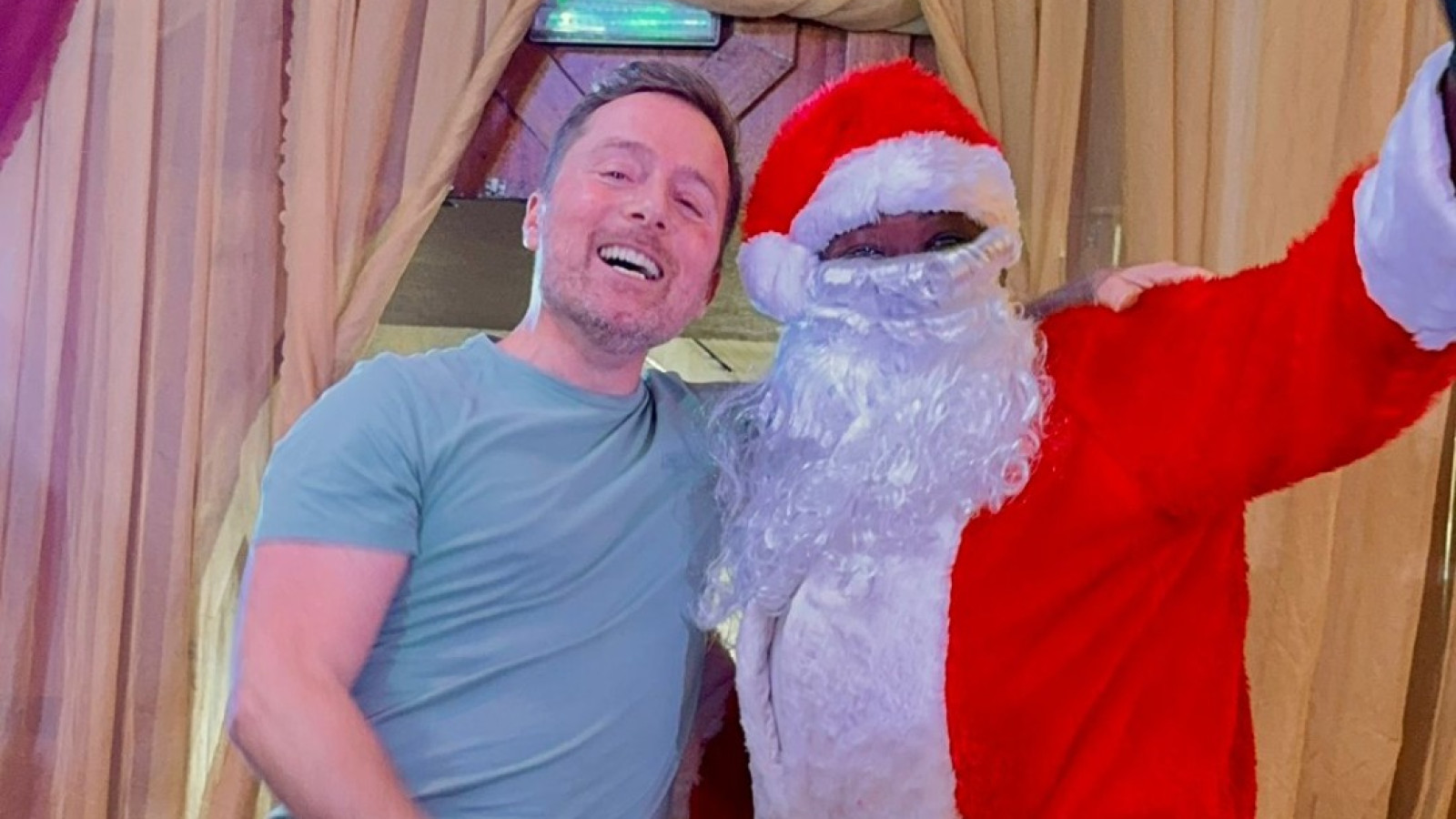 De kerstman in het hotel in Nigeria