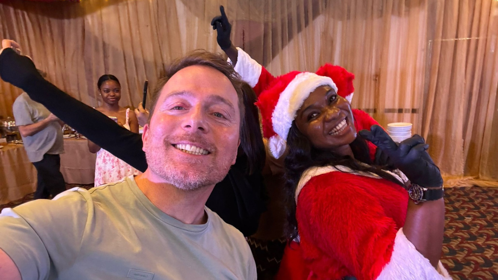 Martijn met een Nigeriaanse vrouw tijdens het kerstdiner