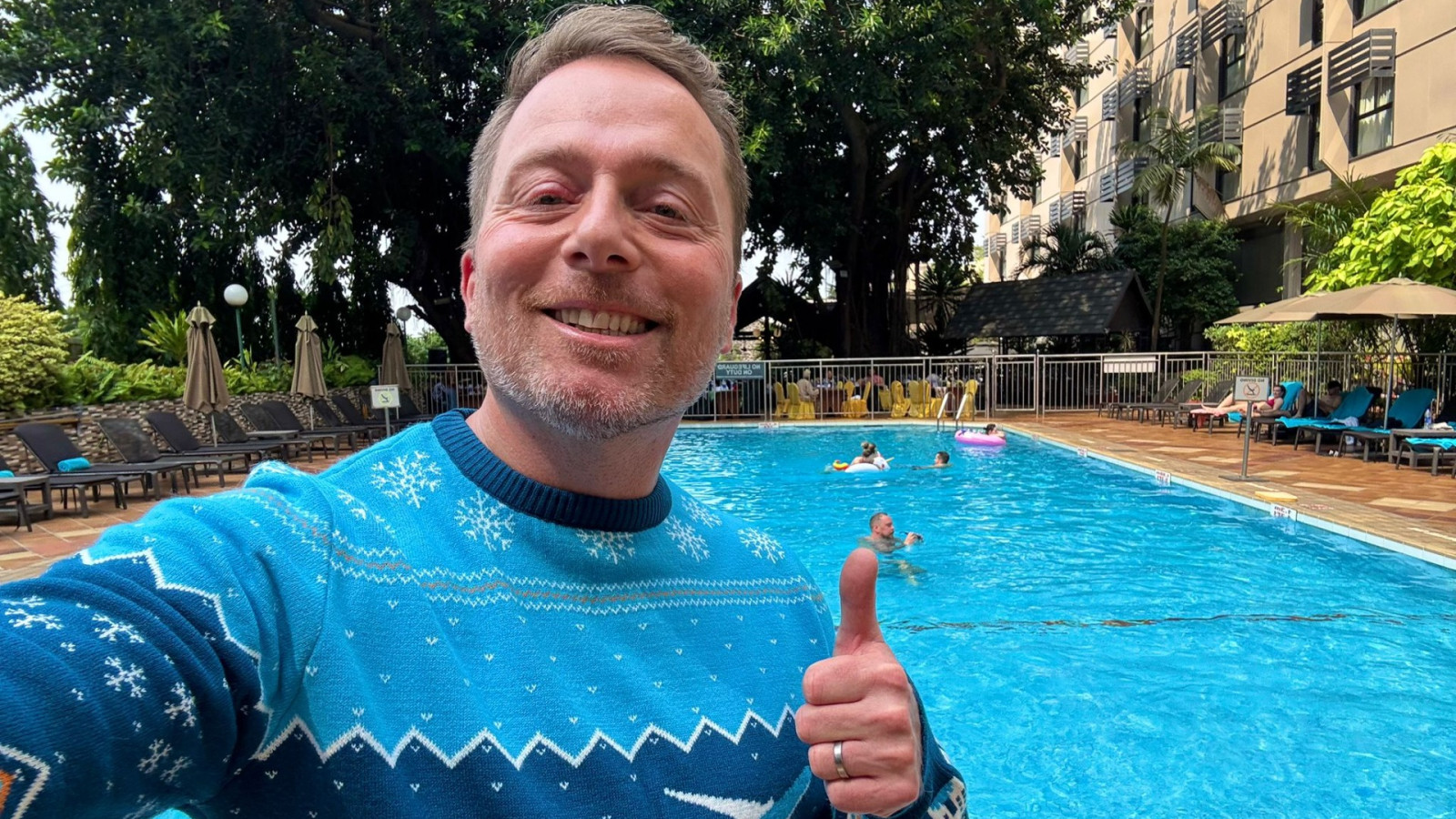 In de KLM kersttrui bij het zwembad