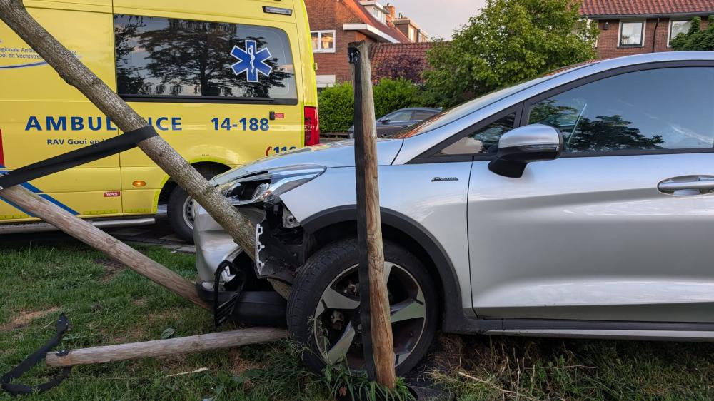 Auto botst tegen boom op Minckelersstraat