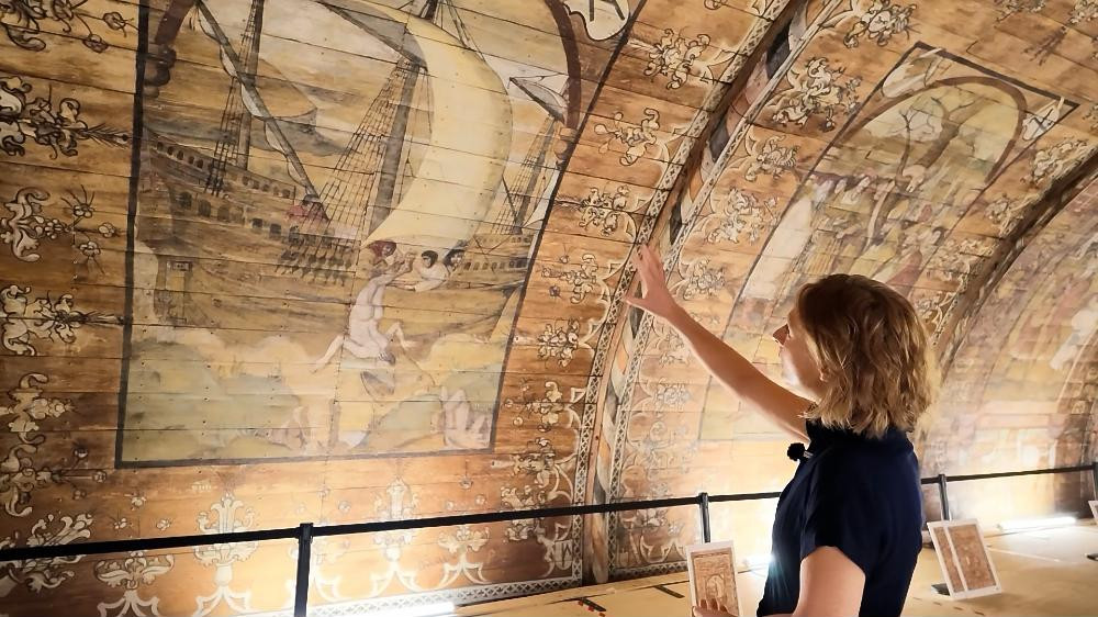 Steigers brengen bezoekers dichtbij het eeuwenoude tongewelf van de Grote Kerk Naarden