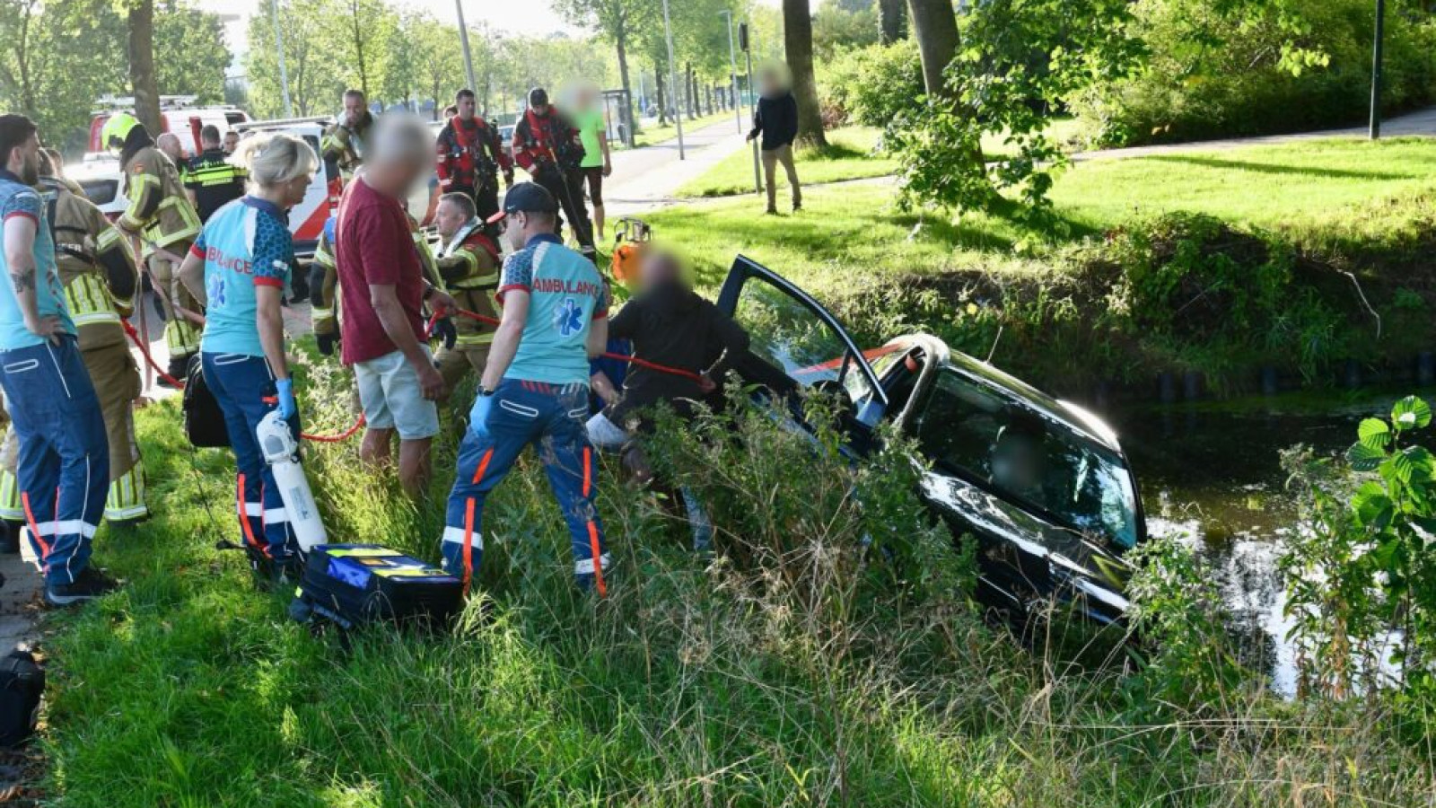 Auto deels te water na aanrijding op Zwaagmergouw in Hoorn