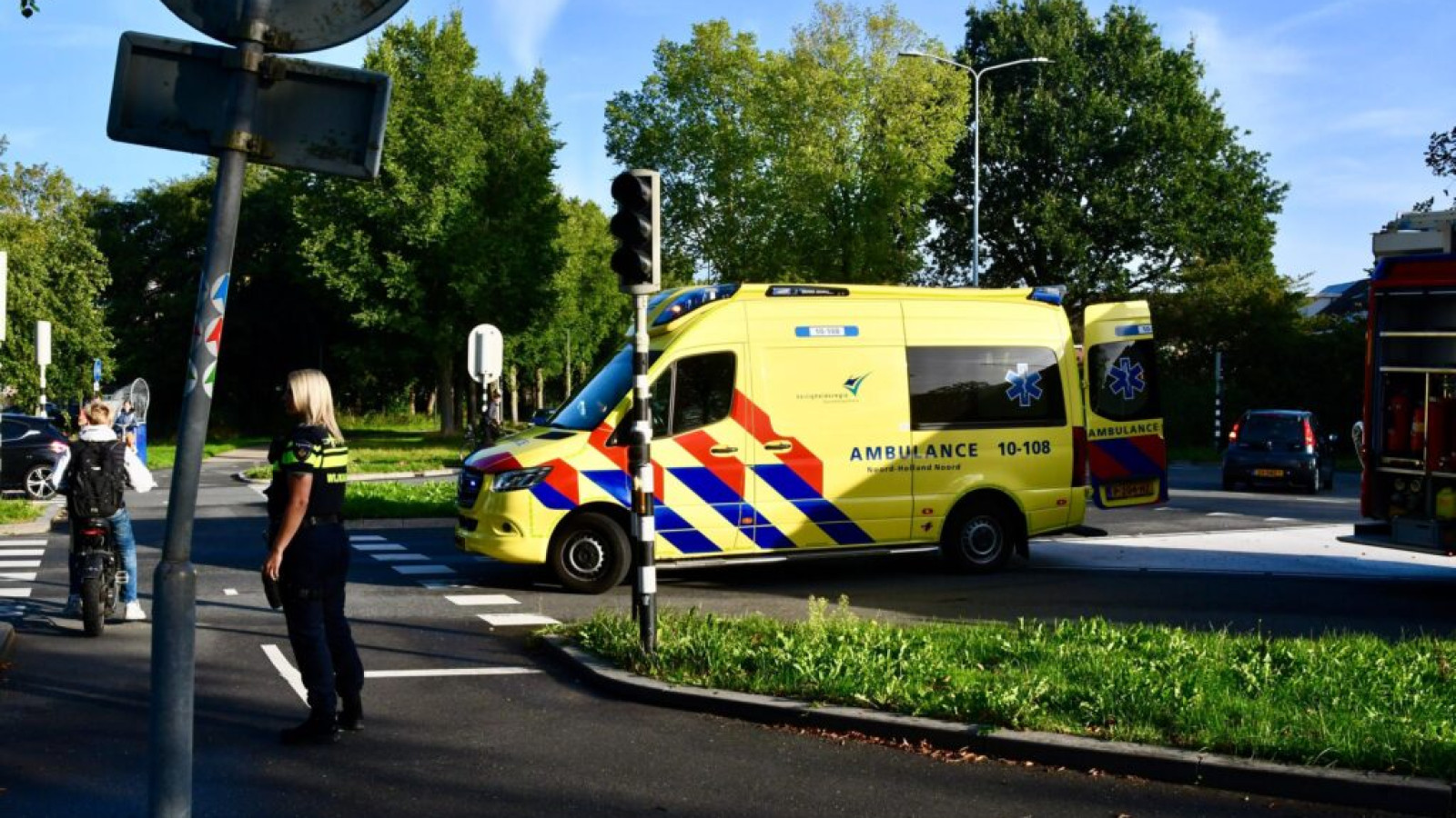 Auto deels te water na aanrijding op Zwaagmergouw in Hoorn