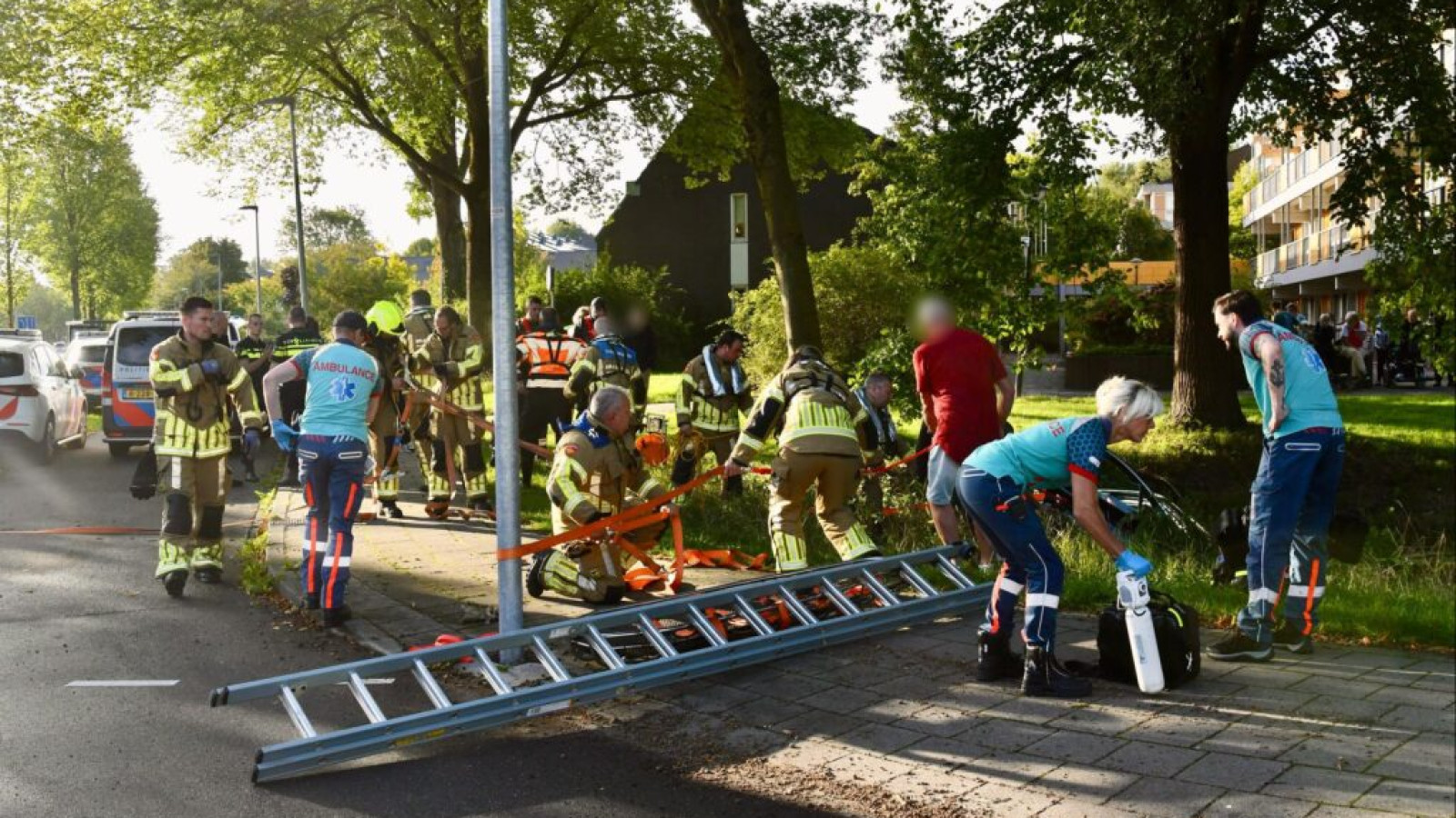 Auto deels te water na aanrijding op Zwaagmergouw in Hoorn
