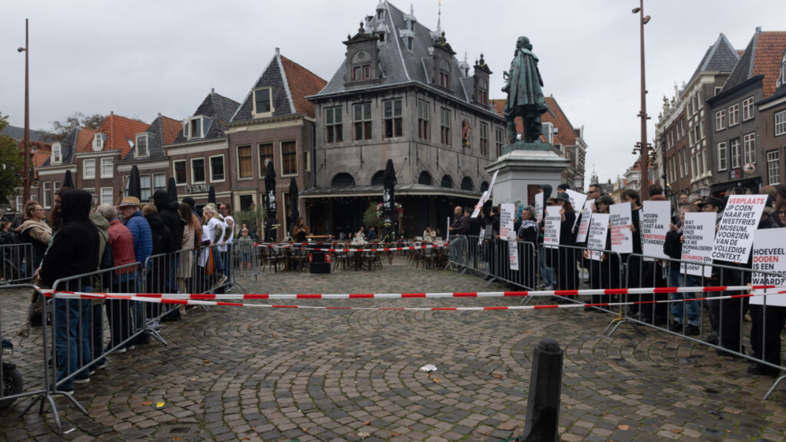Terugkijken: Zevende protest standbeeld J.P. Coen in Hoorn rustig verlopen