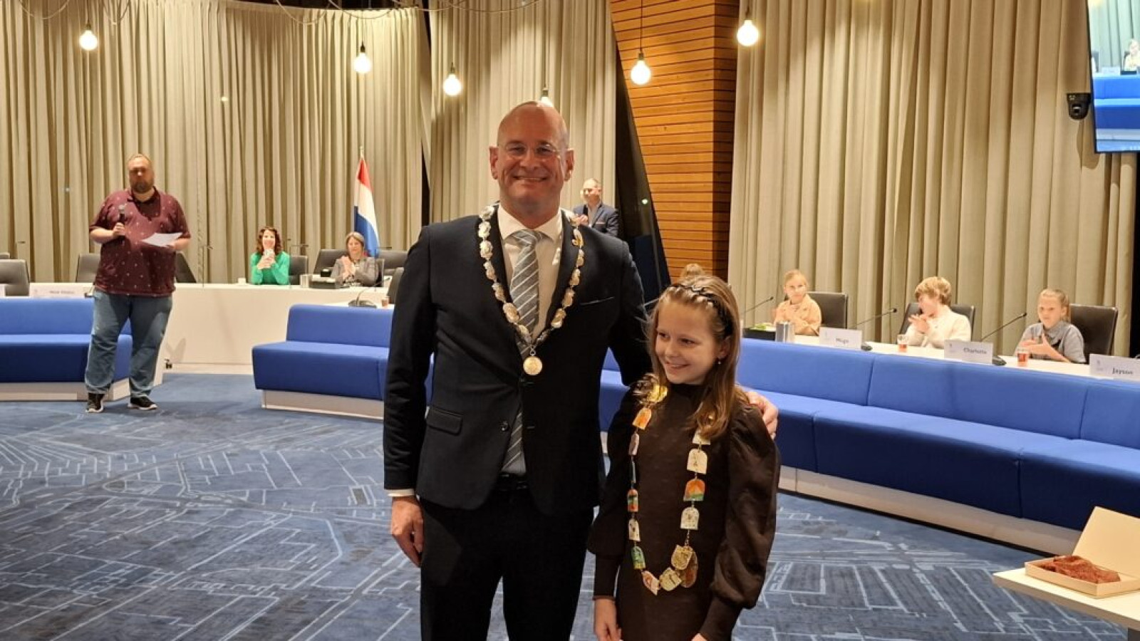 Nieuwe kinderburgemeester en -raad van gemeente Hoorn geïnstalleerd