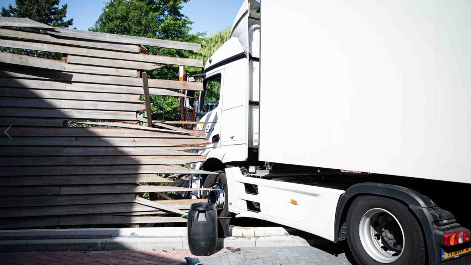 Vrachtwagen rijdt schutting aan gort bij Lidl Aalsmeer