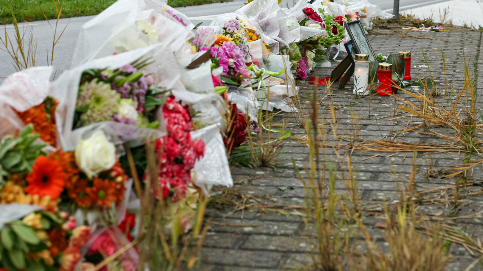 Op de plek van het ongeluk zijn bloemen geplaatst 