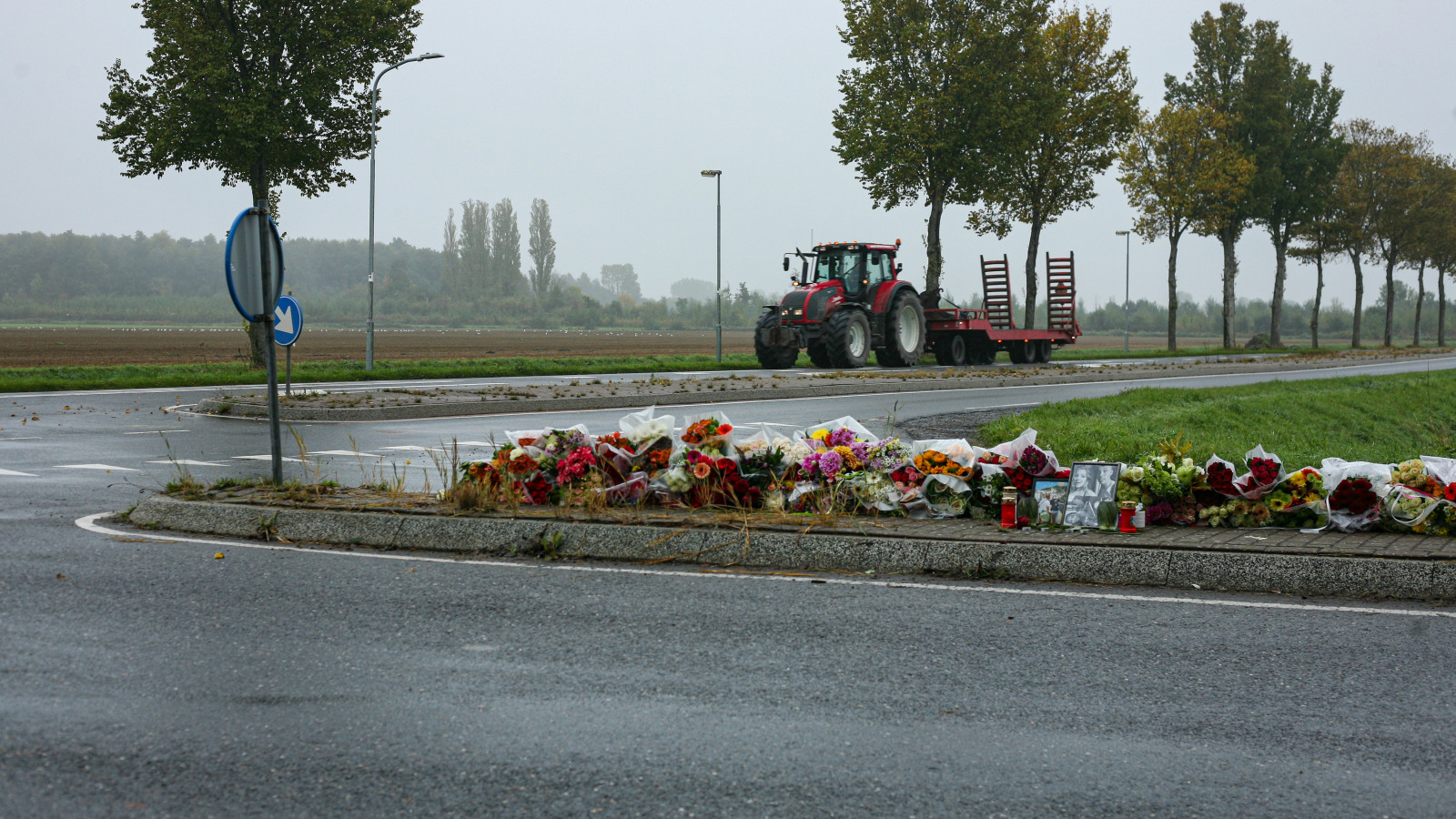 Op de plek van het ongeluk liggen bloemen