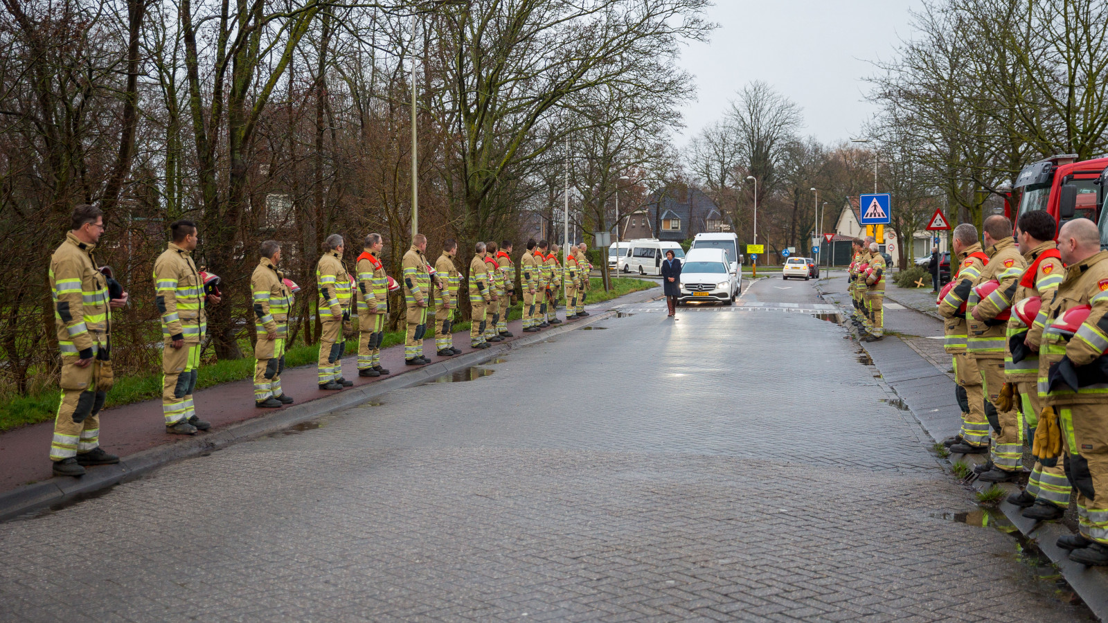 De brandweer vormt een erehaag voor Maxime