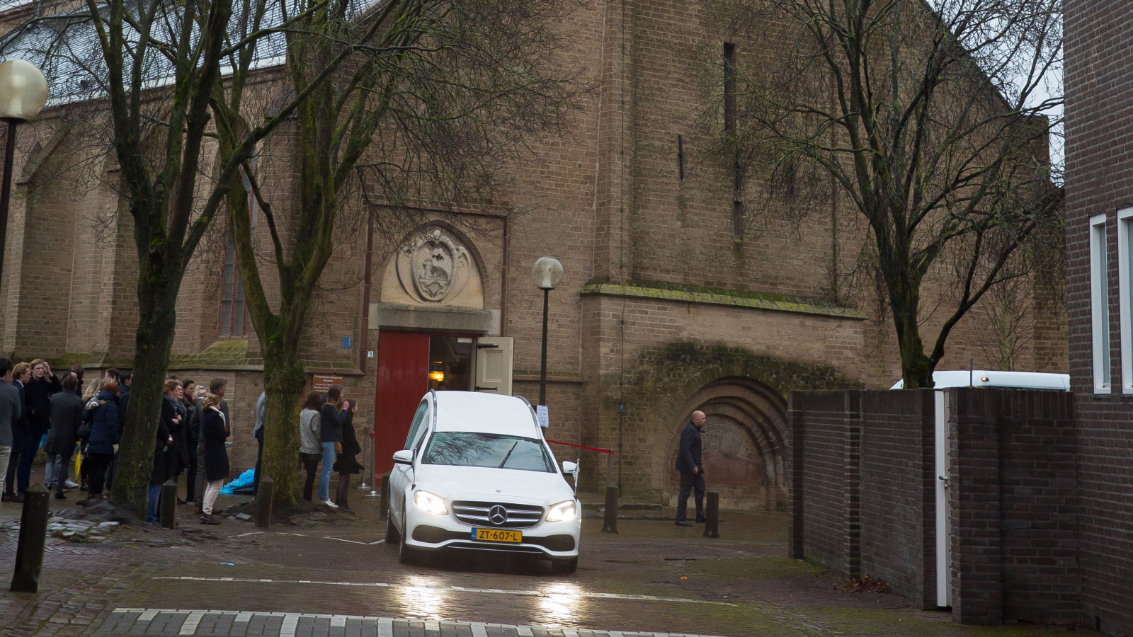 De rouwstoet vertrekt van de kerk